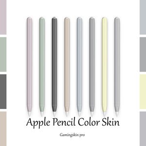 Può includere: Una collezione di otto skin per Apple Pencil in vari colori pastello, tra cui lavanda, verde menta, nero, beige, azzurro, giallo e grigio. Il testo "Apple Pencil Color Skin" e "Gamingskin pro" è visualizzato sotto.