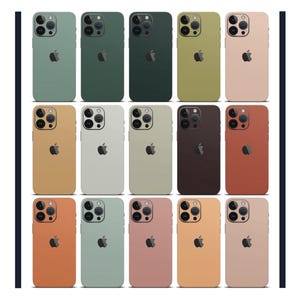 Op de afbeelding: Een verzameling van vijftien telefoonhoesjes in verschillende effen kleuren, waaronder groen, bruin en roze. Elke hoes heeft een cameramodule en een zwart Apple-logo. De hoesjes zijn gerangschikt in een rasterpatroon tegen een witte achtergrond.