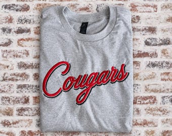 Camisa bordada con el logo de los Cougars y contorno.