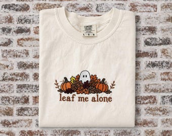 Camiseta bordada com tema de Halloween "Leave Me Alone with Leaves and Ghost"