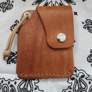 Cartera minimalista con bolsillo frontal para hombre.