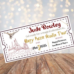Puede incluir: Una invitación tipo boleto con borde granate y fondo blanco. El texto dice "Jude Rowley" y "Harry Potter Studio Tour". Incluye una ilustración de Hogwarts y un búho volando. La fecha es el 21 de abril de 2025.