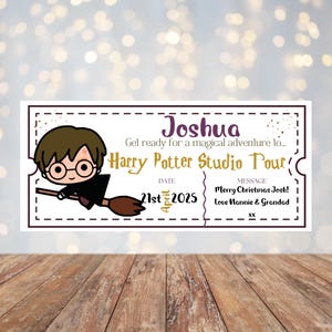 Puede incluir: Un diseño de boleto rectangular con una ilustración de dibujos animados de un personaje en una escoba. El boleto dice "Joshua" y "Harry Potter Studio Tour". La fecha es el 21 de abril de 2025, con un mensaje navideño.