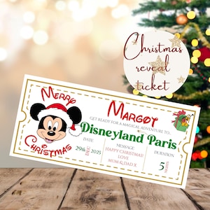 Puede incluir: Un billete de revelación navideña con Mickey Mouse con gorro de Papá Noel, que anuncia un viaje a Disneyland París. El billete está personalizado con el nombre "Margot" e incluye un mensaje y una fecha.