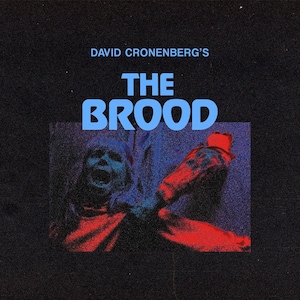 Peut inclure: Affiche de film pour le film "The Brood" réalisé par David Cronenberg. L'affiche présente un gros plan d'une personne criant les bras levés, sur un fond bleu foncé et rouge.