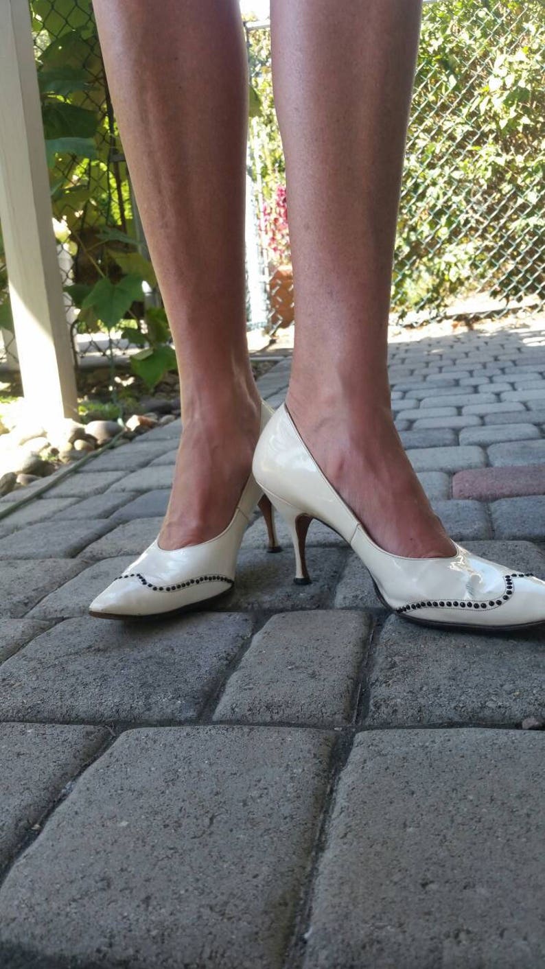 Size 8 1950s patent leather off white studded stiletto heels pumps