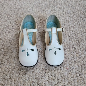 Vintage girls shoes, Mary Jane style, white leather, Robinson Crusoe, size 13 youth