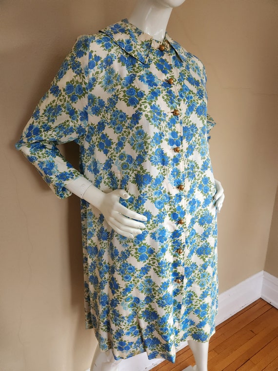 Amazing 60s coat, raincoat, blue floral, 42 chest - image 2