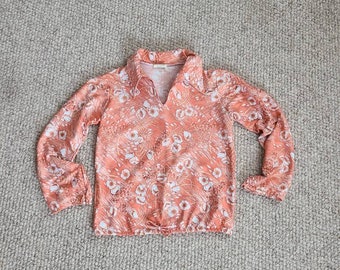 70s blouse, large, polyester knit, elastic sleeve and waist, peach floral
