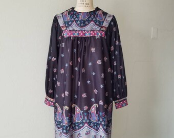 60s-70s Boho Hippie prairie dress, size 18, grey black paisley muumuu
