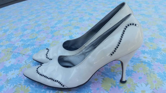 Size 8 1950s patent leather off white studded sti… - image 1