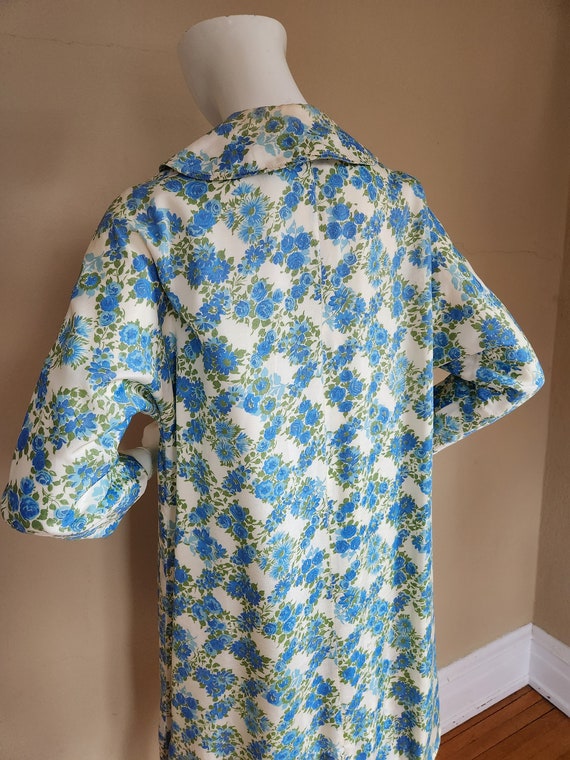 Amazing 60s coat, raincoat, blue floral, 42 chest - image 6