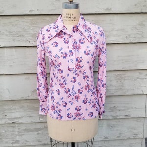 70s blouse, butterfly collar,  polyester knit,  38, floral