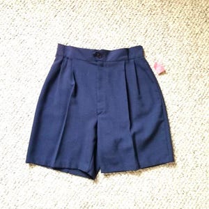 70s shorts, new with tags, ladies 7, navy blue, high rise, mom shorts, pleated
