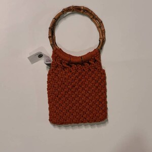 Bolso vintage de macramé de color naranja óxido con asa de madera