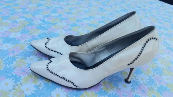 Size 8 1950s patent leather off white studded sti… - image 4