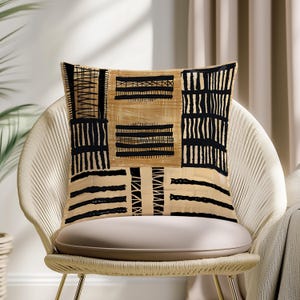 Federa moderna in tessuto di fango – Cuscino con motivo tribale africano fatto a mano per arredamento boho e neutro.