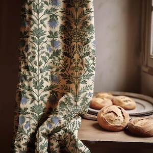 Tenda in lino in stile William Morris: pannello botanico con cardo blu, arredamento personalizzato per la casa