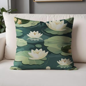 Funda de almohada de rana juguetona: diseño de anfibio verde con nenúfares. Divertido cojín inspirado en la naturaleza para la habitación de tu bebé, el sofá o el rincón de lectura.