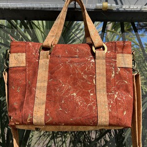 Bolso de mano CORK con correa cruzada y detalles dorados