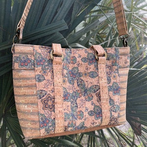Bolso grande de CORCHO con correa cruzada y mariposas