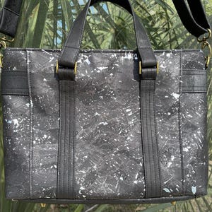 Bolso de mano de CORCHO negro y plateado con correa cruzada