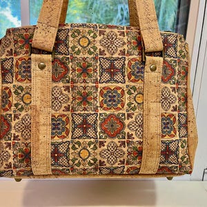 Bolso de hombro Rowena de CORK con correa cruzada y azulejos portugueses