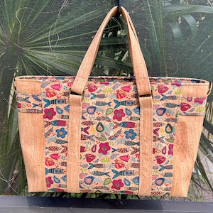 Bolso grande de CORCHO con correa cruzada y peces portugueses en abundancia