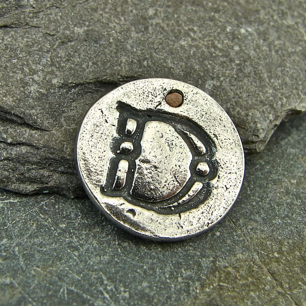 Antieke lettertype Monogram initiële - Letter D - rustieke Artisan Sterling zilveren schijf charme of Petite hanger - één stuk