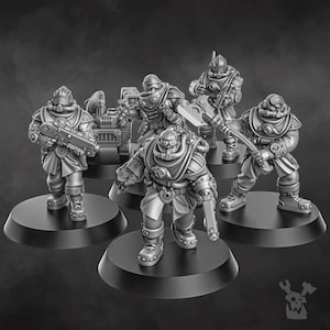 Puede incluir: Imagen en escala de grises de cinco figuras en miniatura de figuras blindadas, cada una de pie sobre una base circular negra. Las figuras están equipadas con varias armas y equipo, incluidos rifles, hachas y cascos con gafas.