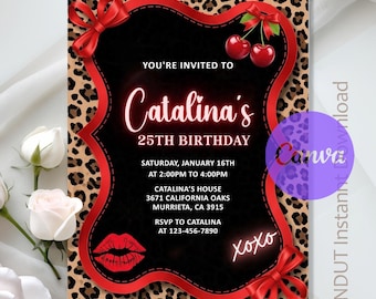 Könnte beinhalten: Eine Geburtstagseinladung mit Leopardenmuster-Hintergrund und schwarzem Zentrum. Die Einladung hat rote Akzente, darunter Schleifen, Kirschen und Lippen. Der Text lautet "Catalina's 25th Birthday" mit Veranstaltungsdetails. Das Canva-Logo ist sichtbar.