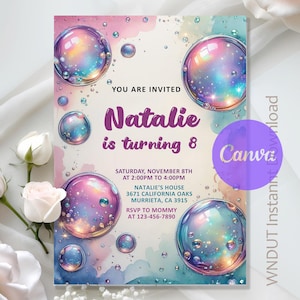 Puede incluir: Una invitación de cumpleaños con un diseño de acuarela con burbujas iridiscentes. La invitación dice "Estás invitado" y anuncia "Natalie cumple 8 años". El texto adicional incluye la fecha, la hora, el lugar y la información de confirmación.