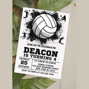 Pode incluir: Convite de anivers&aacute;rio em preto e branco com um gr&aacute;fico de voleibol. O convite diz "Junte-se a n&oacute;s para celebrar! Deacon est&aacute; fazendo 4 anos" e inclui a data, a hora e o local da festa.