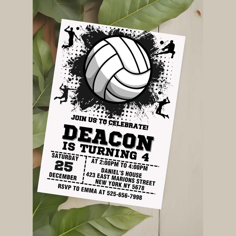 Pode incluir: Convite de anivers&aacute;rio em preto e branco com um gr&aacute;fico de voleibol. O convite diz "Junte-se a n&oacute;s para celebrar! Deacon est&aacute; fazendo 4 anos" e inclui a data, a hora e o local da festa.