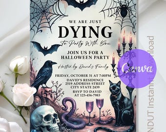Könnte beinhalten: Halloween-Party-Einladung mit einem gruseligen Thema. Das Design zeigt Fledermäuse, Spinnweben, einen Schädel, eine schwarze Katze und einen Raben. Der Text lautet "We are just dying to party with you." Party-Details enthalten.