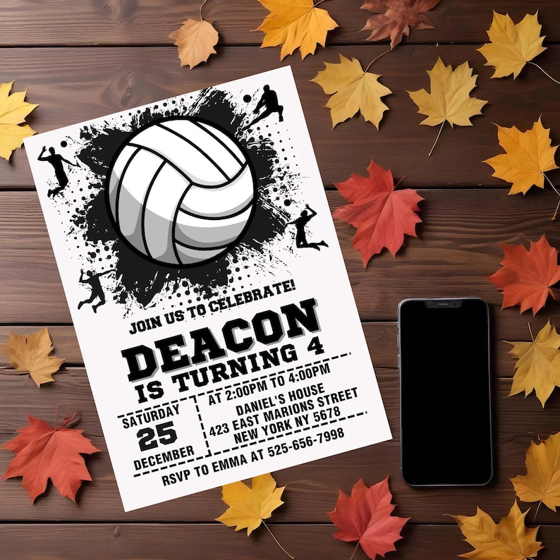 Pode incluir: Um convite para uma festa de anivers&aacute;rio de voleibol em preto e branco com um grande gr&aacute;fico de voleibol e o texto "Junte-se a n&oacute;s para celebrar! Deacon est&aacute; completando 4 anos" com a data e hora da festa, o local e as informa&ccedil;&otilde;es de RSVP.