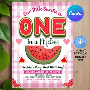 Puede incluir: Una invitación de cumpleaños con temática de sandía con el texto "Our little Sweetie is ONE in a Melon!" en una fuente lúdica. El diseño incluye rodajas de sandía, corazones y detalles del evento. La invitación está sobre un fondo de cuadros rosas.