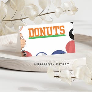 Born Two 2 Ball Food Tent, Etiquetas de lugar para festa com tema esportivo, Etiqueta de nome dobrada, Decoração de mesa de buffet de comemoração de basquete B2B
