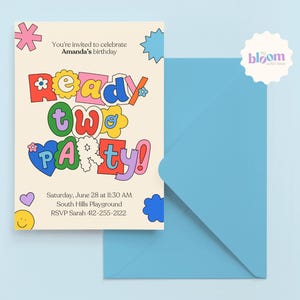 Puede incluir: Una colorida invitación para una fiesta de cumpleaños con el texto "Ready Two Party!" en una fuente retro. La invitación está sobre un fondo crema con varias formas florales y de estrellas. Hay un sobre azul claro al lado.