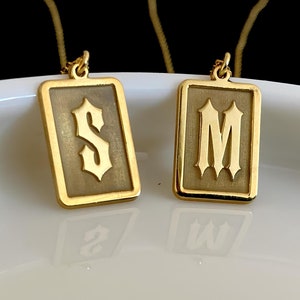Colar inicial retangular de ouro 14K, pingente de letra personalizado, colar estilo gótico, joias de monograma personalizadas, colar com pingente gravado