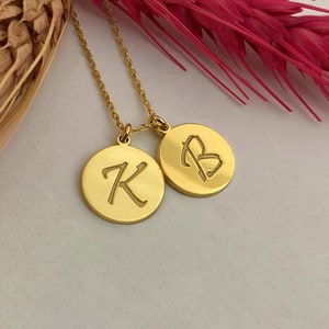 Collar con inicial de disco personalizado en oro de 14 quilates, joyería con flores de nacimiento personalizadas, joyería grabada, collar con moneda delicada, collar redondo con signo del zodíaco