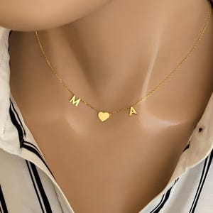 Collar personalizado con dos iniciales de corazón, delicado collar con letras espaciadas, regalo personalizado para ella, collar de oro de 14 quilates para parejas, joyería romántica para regalar.