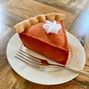 Una rebanada de pastel de calabaza de fieltro