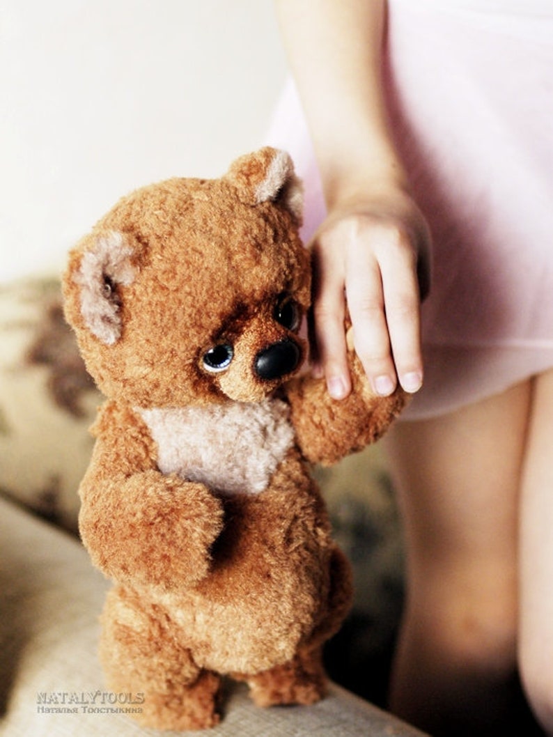 Медвежата сироты. Плюшевый медведь. Сирота с мишкой. Разделенный медведь. Центр спасения медвежат-сирот.