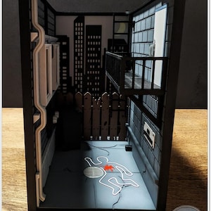 Könnte beinhalten: Miniatur-Diorama eines Tatorts in einer Gasse, mit einer Kreideumriss, Skyline und einem Balkon. Die Szene wird mit natürlichem Licht beleuchtet, mit dem Text "NATURAL LIGHT VERSION".