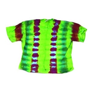 Puede incluir: Una camiseta tie-dye verde, morada y azul con un patrón vertical.