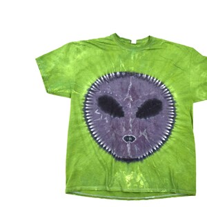 Gray Alien Head on Green ~ Tie Dye T-shirt (Fruit of the Loom HD Cotton Size 2XL) (One of a Kind)
