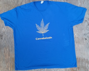 Cannabeizein-Blattgold auf blauem T-Shirt mit Cannabeizein-Text