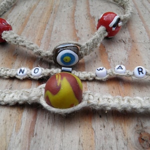 Um colar de cânhamo (18 pol.) e duas pulseiras de cânhamo (6 pol., 7 pol.) (único)