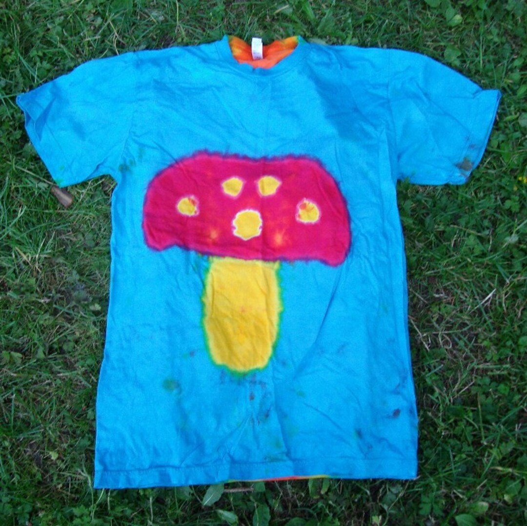 Red Mushroom With Yellow Spots Tie Dye T-shirt (size M